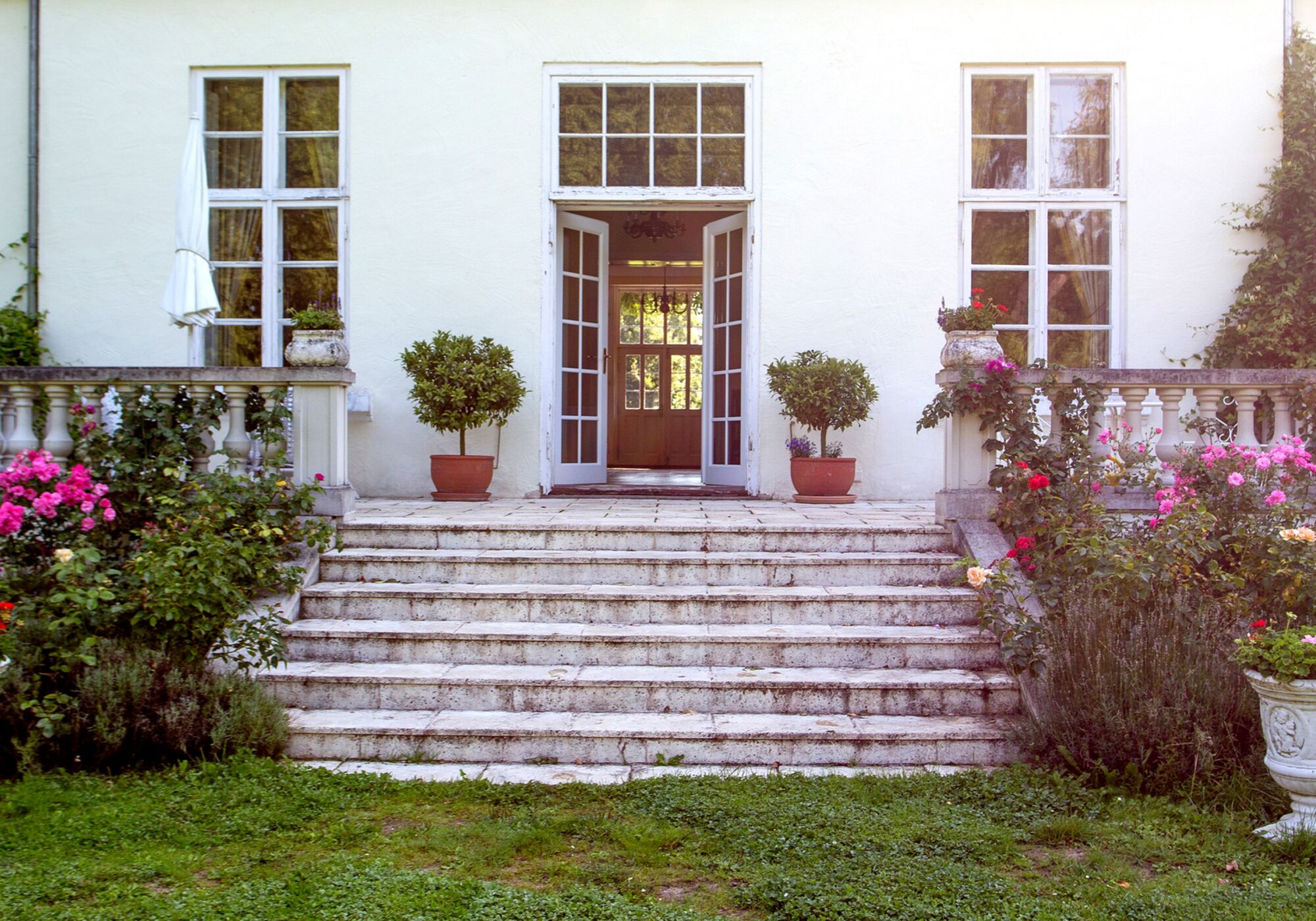 Terrasse hinter dem Herrenhaus