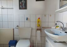 Kleines Bad mit Dusche, WC und Waschmöglichkeit