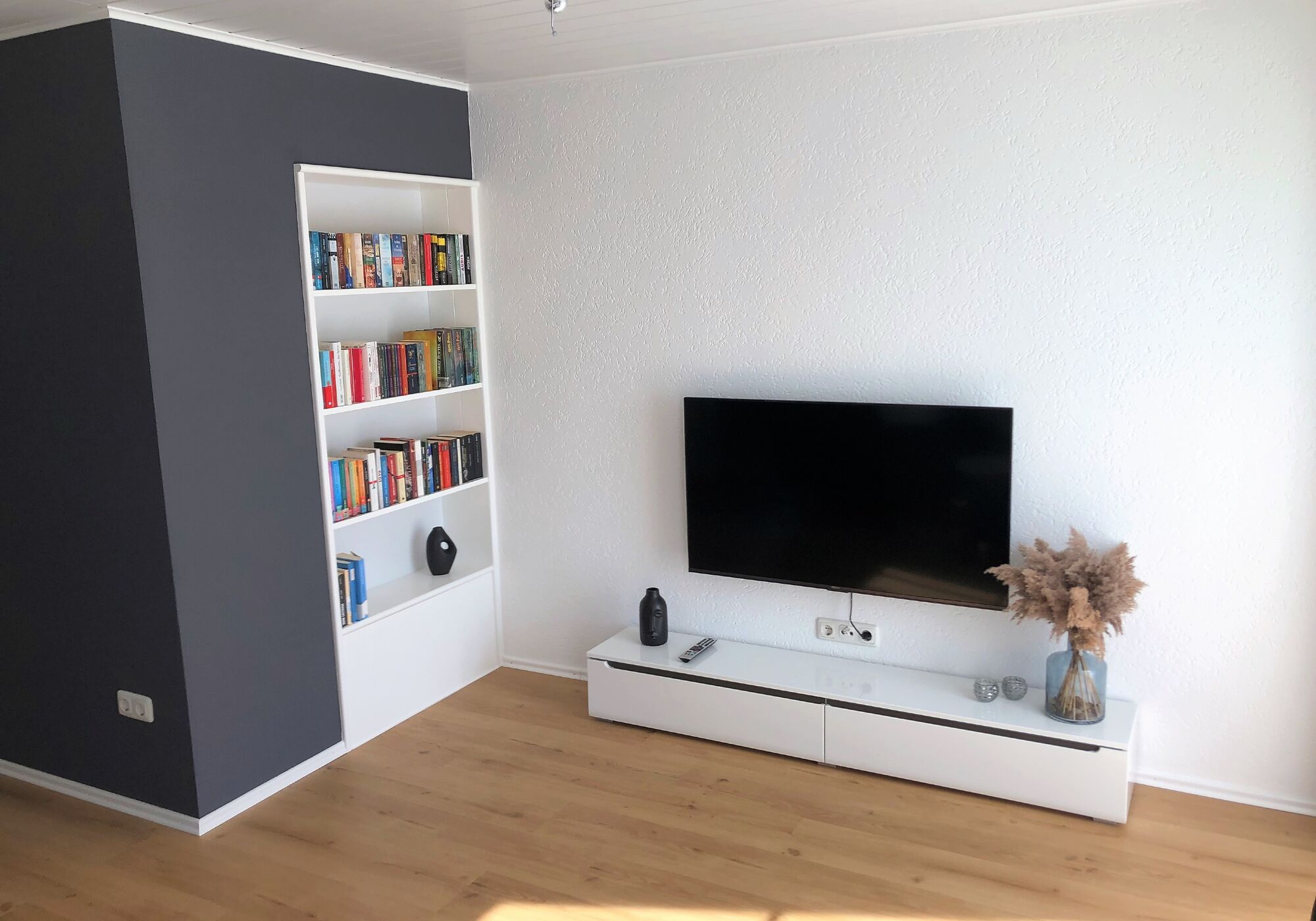 Smart-TV u. Bücherregal im Wohn- Esszimmer