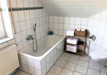 Bad mit Badewanne, Dusche, WC und zwei Waschbecken