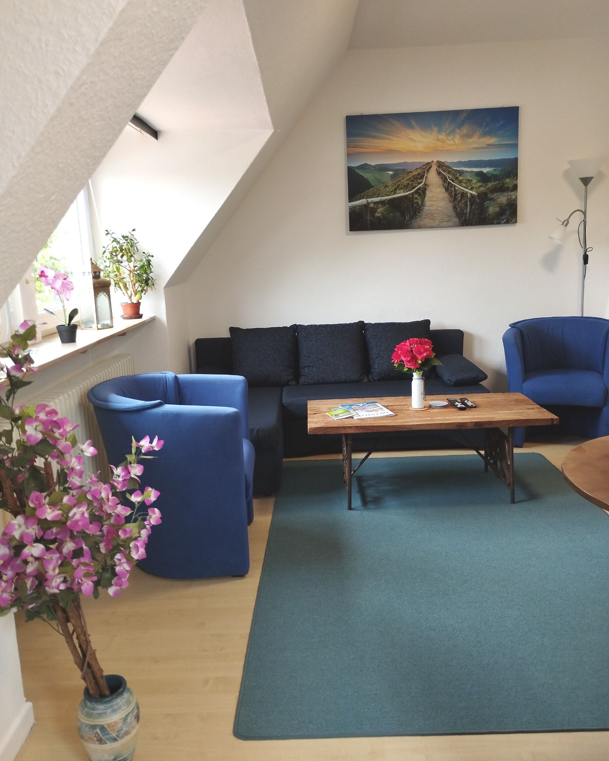 Großes Wohnzimmer mit Blick in den Garten 