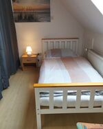 Einzelnes Bett hinter dem Wohnzimmer 