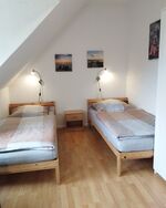 Schlafzimmer mit 2 Betten 