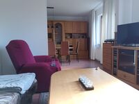 Wohnzimmer mit Blick ins Esszimmer