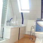 Bad m. Dusche, Wanne u. Fenster