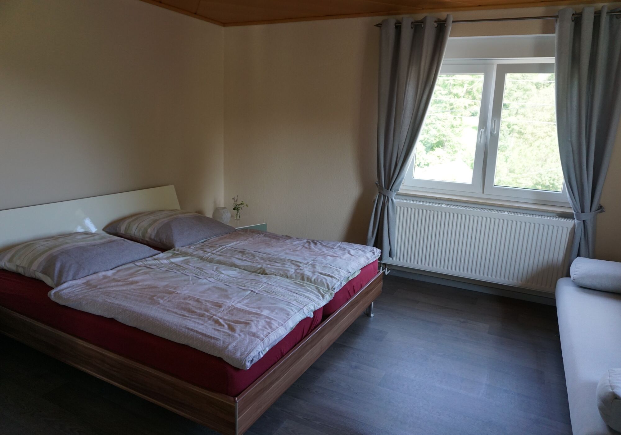 Schlafzimmer mit Ehebett