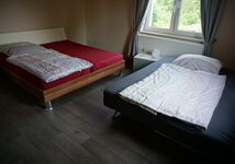 Schlafzimmer mit getrennten Betten