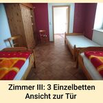 Zimmer III: 3 Einzelbetten Ansicht zur Tür 