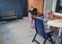 Sitzgelegenheit und Holz- und Kohlegrill auf Terrasse