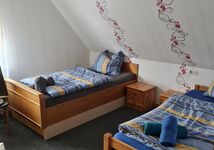 Schlafzimmer 1 Obergeschoss (mit Schrank und TV)