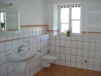 Das Bad ist in beiden Wohnungen mit einer Dusche, Badewanne und einer Toilette ausgestattet. In jeder Wohnung befindet sich noch eine zusätzliche Toilette sowie eine Waschmaschine.