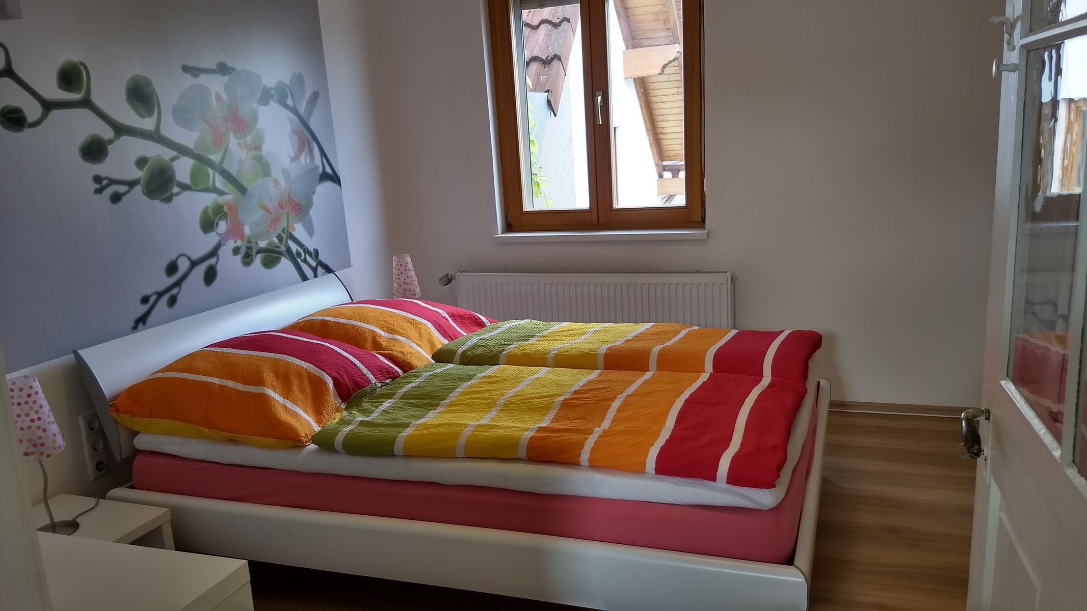 Schlafzimmer mit Doppelbett