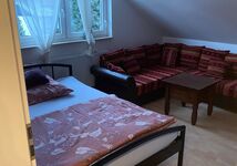 Zimmer mit Bett und Schlafcouch 