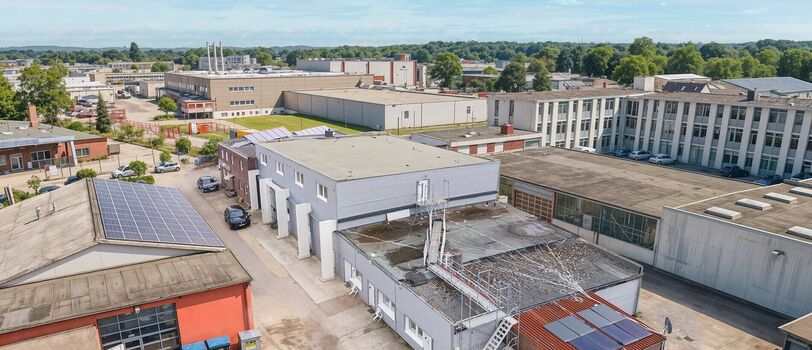 Luftbild Hofseite mit Parkplätzen für LKW und Transporter