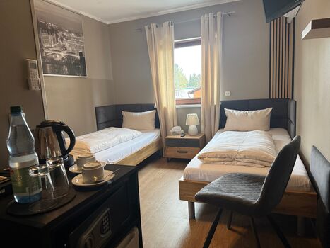 Zweibettzimmer mit Bad