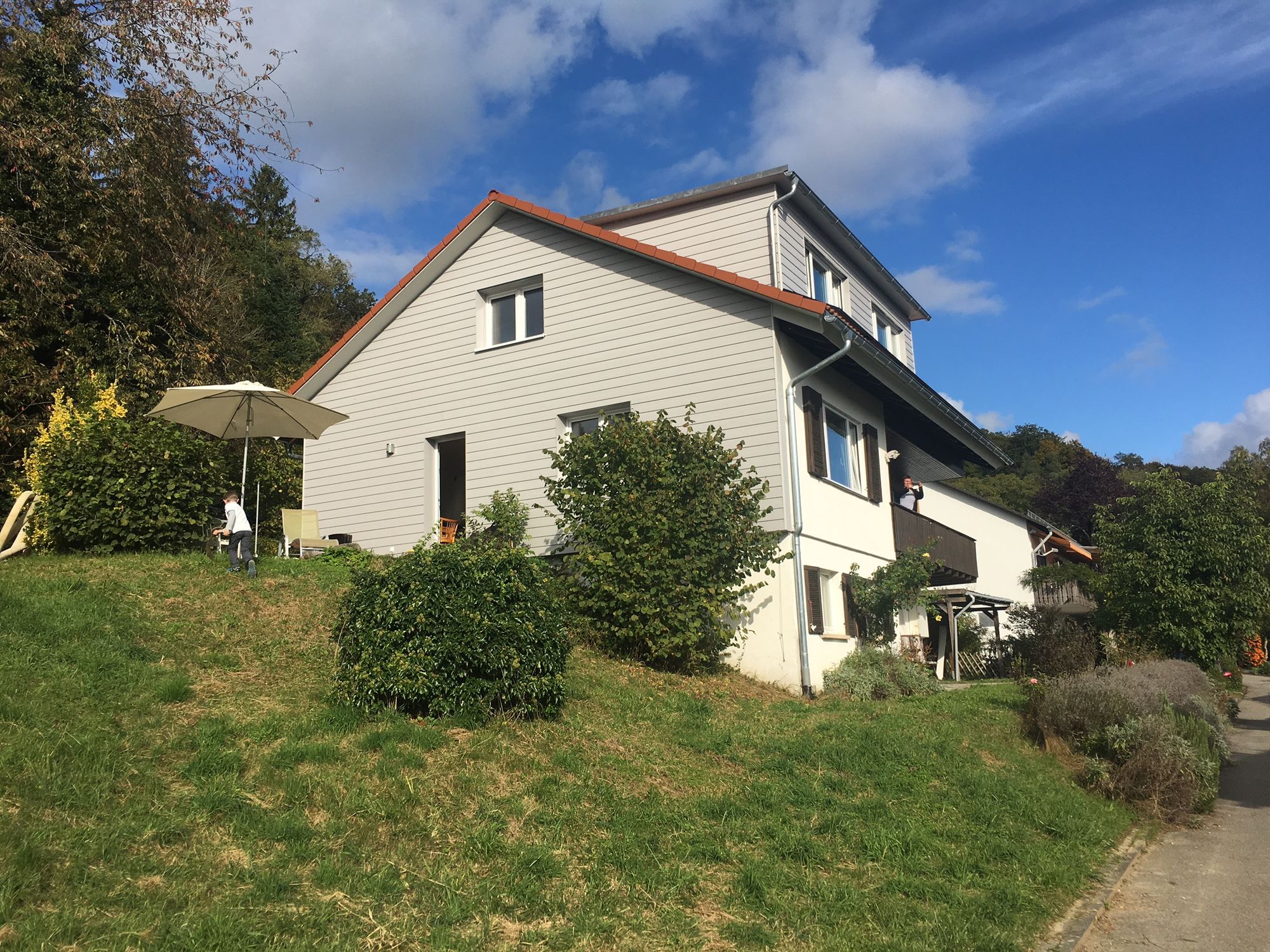 Unser Ferienhaus mit Gartensitzplatz mit Blick auf die Alpen