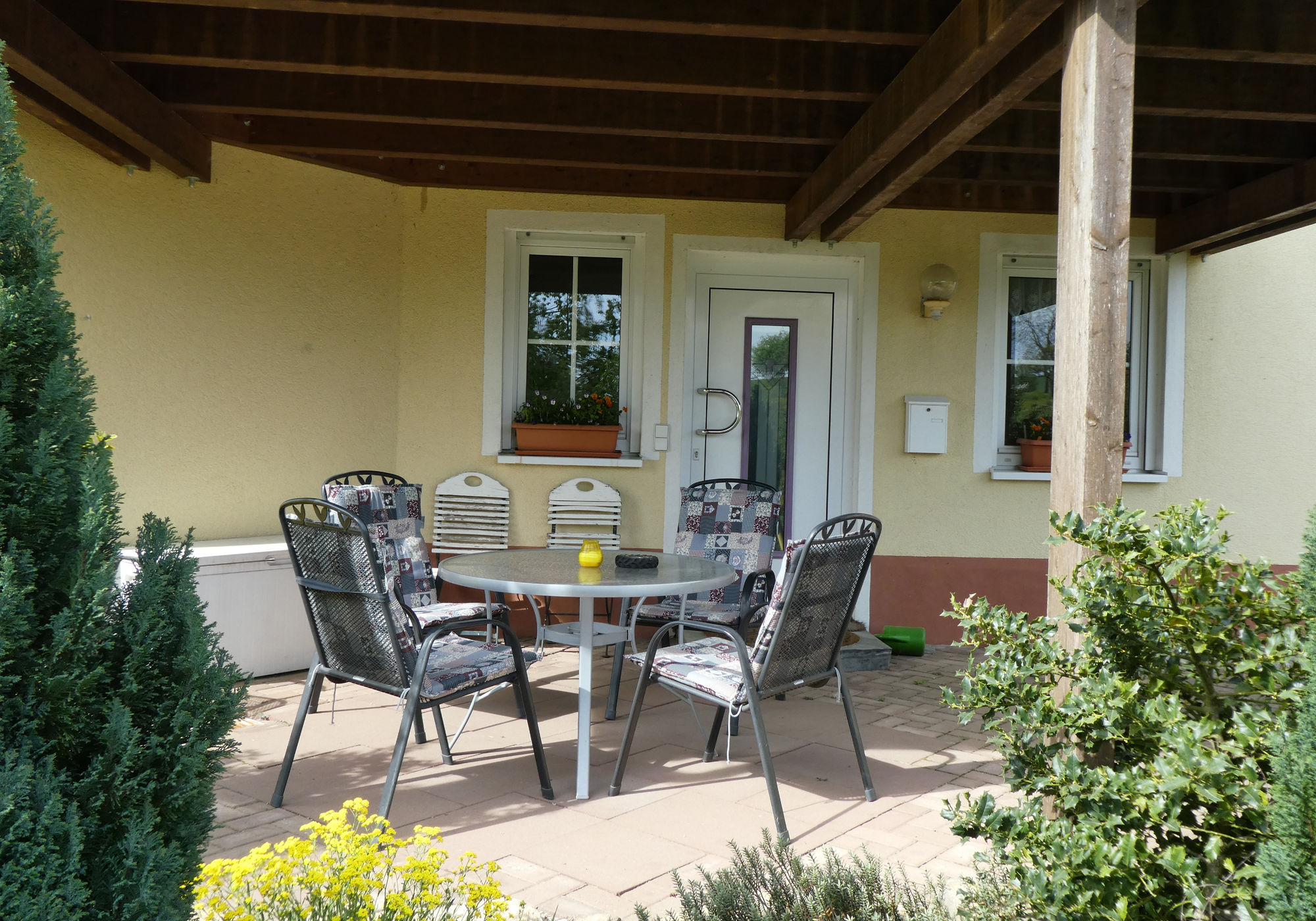 Terrasse mit Eingang zur Wohnung