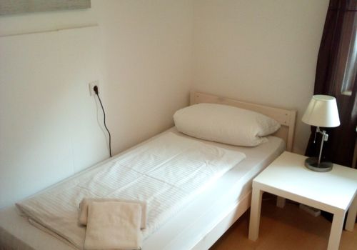 nur Einzelbetten mit Bettwäsche