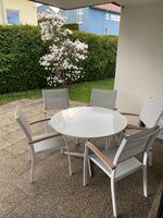 Tisch auf Terrasse
