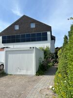Parkplatz vor Garage u. Hauszugang