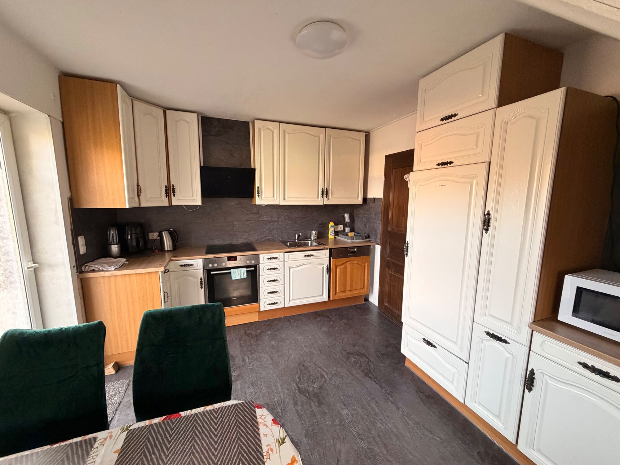 Voll ausgestattete Küche 