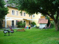 großer Garten mit Terrasse und Grillstelle