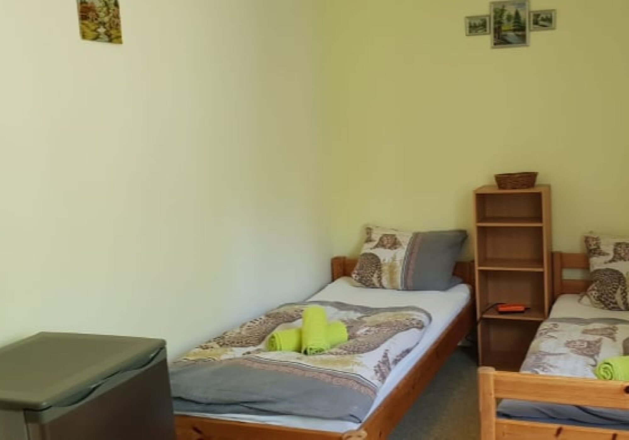 Zimmer 1 - 2-Bett-Zimmer mit eigenem Kühlschrank